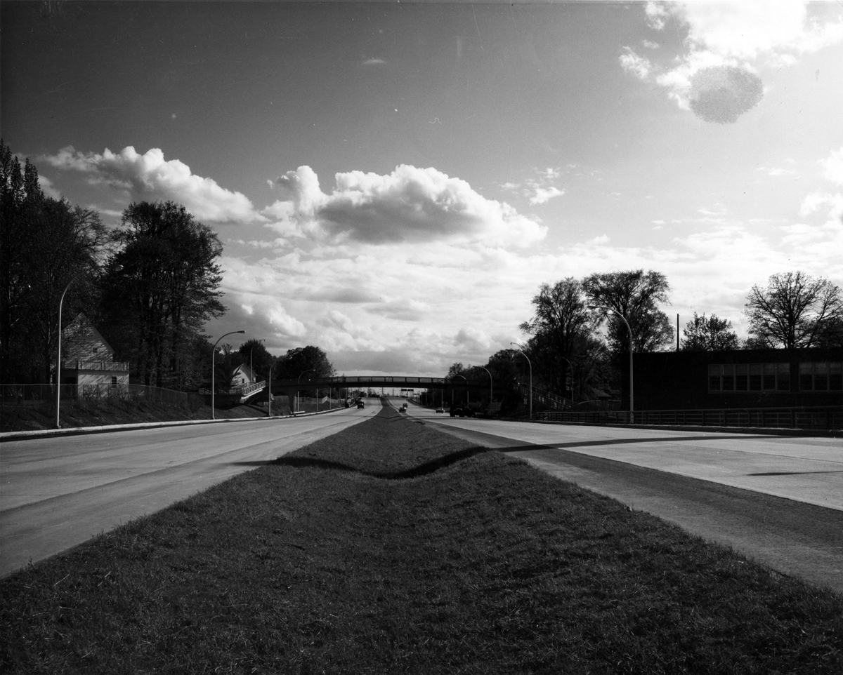 The new Queensway near Fisher Park. Note the grassy divider! Photo courtesy of the City of Ottawa archives (CA-24211). Click image to enlarge.