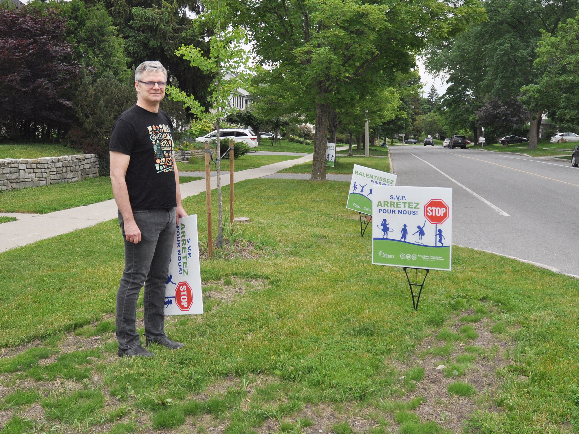 Al Sutherland has had several signs stolen from his front yard. A disturbing note was left behind as well. Photo by Andrea Tomkins