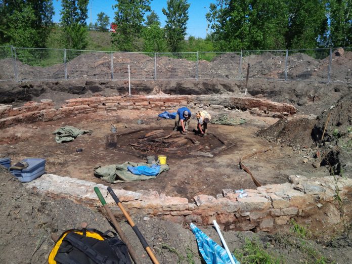 1871 turntable with wood pivot in the centre and a stone foundation. Photo by Dave Allston|||Train in front of the new CPR Ottawa West roundhouse