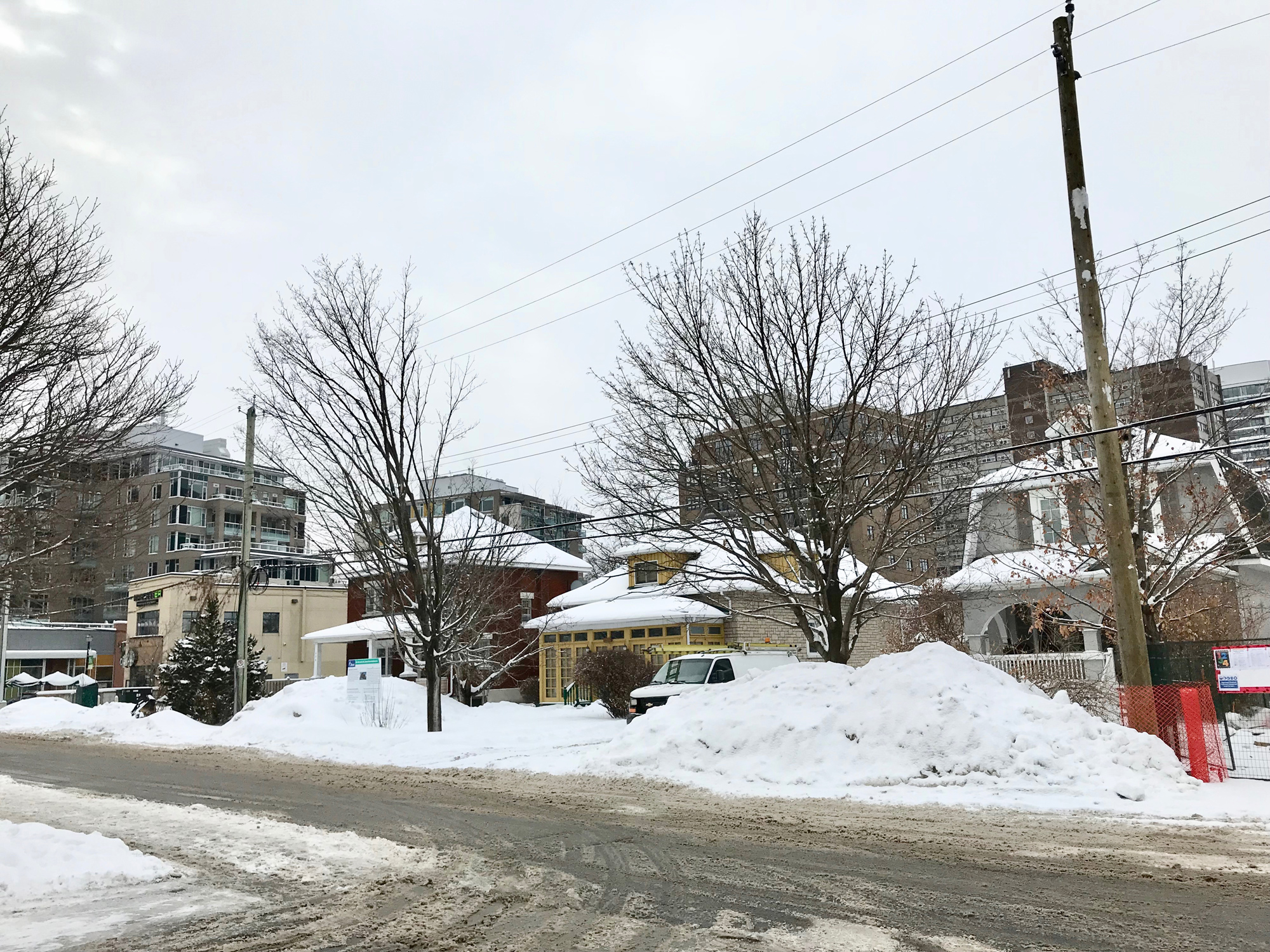 Looking south on Roosevelt towards Richmond Road. Domicile Developments has filed a proposal with the City of Ottawa to permit a six-storey mixed-use building on this location. Photo by Andrea Tomkins